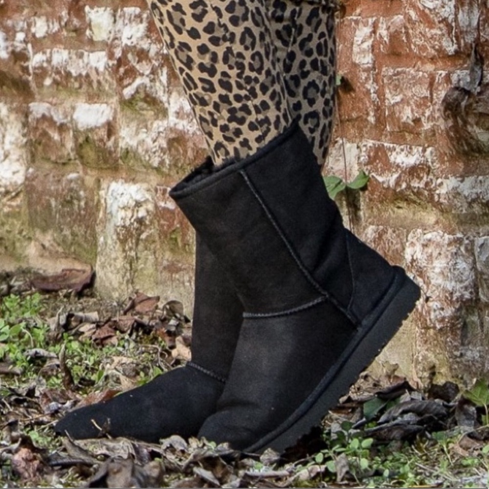 UGG Classic II Genuine Shearling Lined Short Boot BLACK SIZE 7    0323